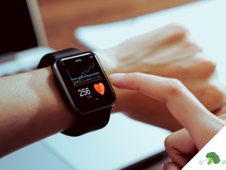 Person tippt auf eine Smartwatch, die den Kalorienverbrauch und Aktivitätsdaten anzeigt. Die Uhr befindet sich am Handgelenk einer Person und symbolisiert die Berechnung des Energieverbrauchs beim Sport.