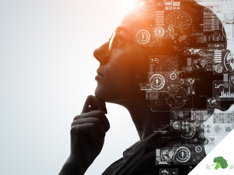 Silhouette einer nachdenklichen Person im Seitenprofil mit der Hand am Kinn. Über Kopf und Oberkörper liegen digitale Grafiken, Datenanzeigen und Symbole, die künstliche Intelligenz und digitale Technologien darstellen.